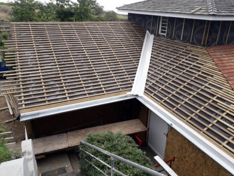 Préparation du toit en bardeaux sur  st Paul de la Réunion