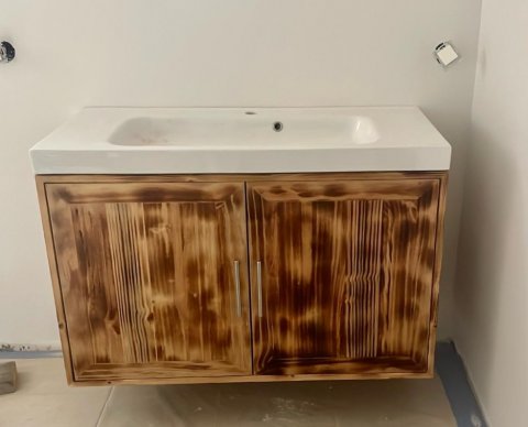 meuble de salle de bain en bois brûlé