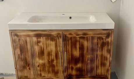 meuble de salle de bain en bois brûlé