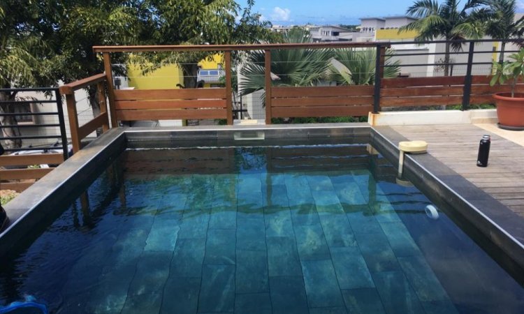 garde corps autour d'une piscine  avec câble inox sur Etang Salé de la Réunion