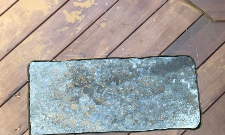 intégration de pierre naturelle dans terrasse bois sur st paul de la Réunion