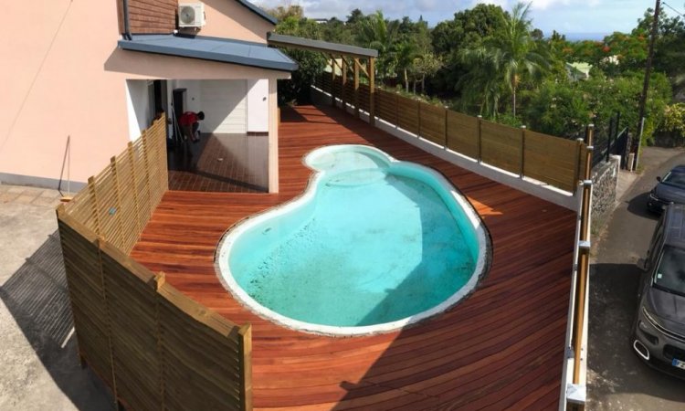 Terrasse autour d'une piscine sur st Pierre de la Réunion