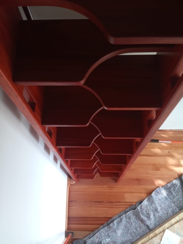 Création d'un escalier en bois d'acajou, Étang-Salé, BOISCOM
