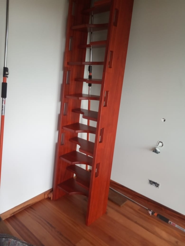 Création d'un escalier en bois d'acajou, Étang-Salé, BOISCOM