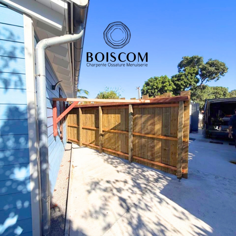Clôture bois sur mesure réalisée par BoisCOM à La Réunion 