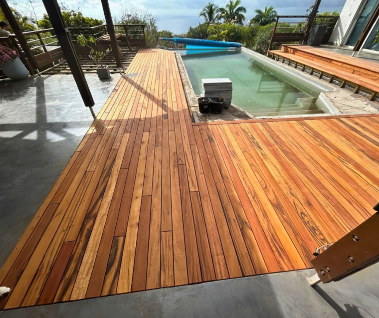 terrasse piscine bois exotique