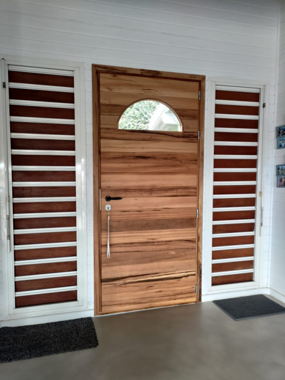 Porte d’entrée sur mesure en bois exotique : l’alliance du charme et de la modernité signée BoisCOM, Étang-Salé, BOISCOM