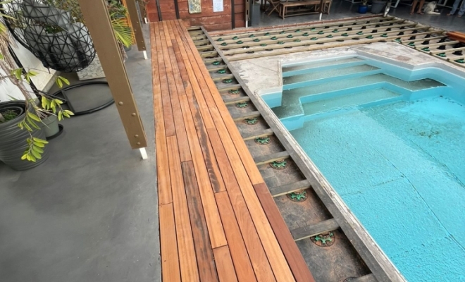 Terrasse bois et deck piscine à La Réunion : création et restauration avec BoisCOM, Étang-Salé, BOISCOM
