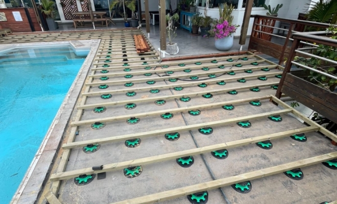 Terrasse bois et deck piscine à La Réunion : création et restauration avec BoisCOM, Étang-Salé, BOISCOM