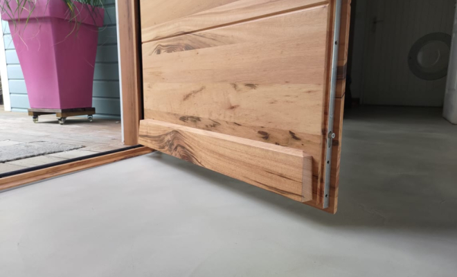 Porte d’entrée sur mesure en bois exotique : l’alliance du charme et de la modernité signée BoisCOM, Étang-Salé, BOISCOM
