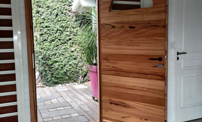 Porte d’entrée sur mesure en bois exotique : l’alliance du charme et de la modernité signée BoisCOM, Étang-Salé, BOISCOM