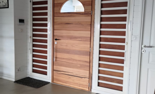 Porte d’entrée sur mesure en bois exotique : l’alliance du charme et de la modernité signée BoisCOM, Étang-Salé, BOISCOM
