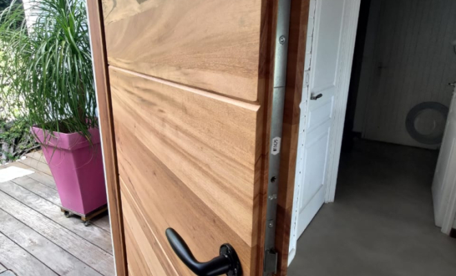 Porte d’entrée sur mesure en bois exotique : l’alliance du charme et de la modernité signée BoisCOM, Étang-Salé, BOISCOM