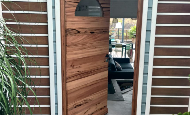 Porte d’entrée sur mesure en bois exotique : l’alliance du charme et de la modernité signée BoisCOM, Étang-Salé, BOISCOM