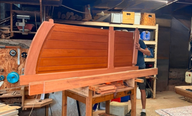 assemblage éléments de la première porte en bois