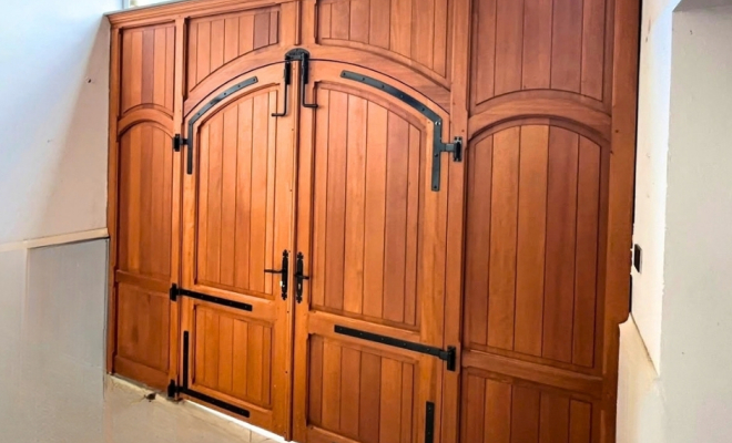 Porte en essence de bois Moabi, posé sur site
