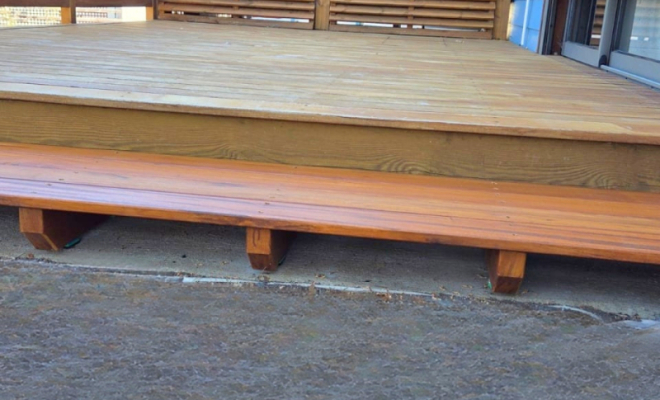 Application du saturateur Aquadecks Teck sur terrasse bois 